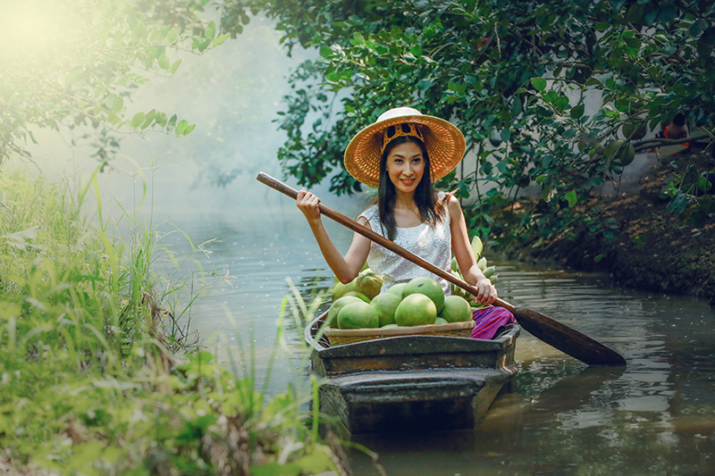Damneon Saduk floating market